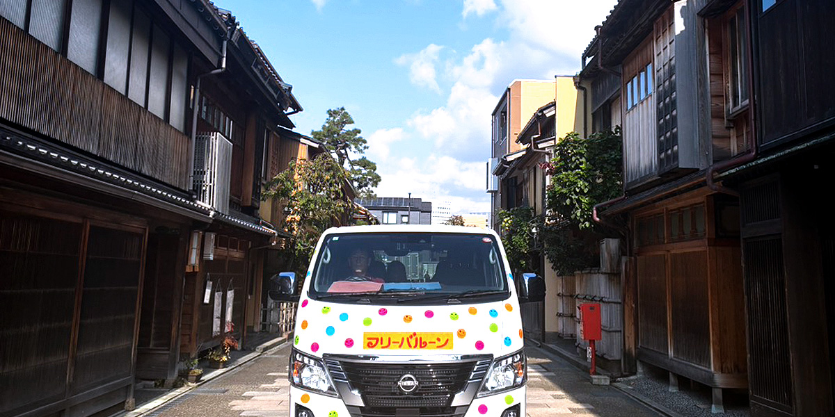 お客様のもとへ向かうフリーバルーンの車 2
